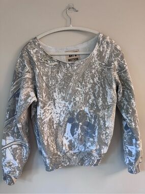 Off-the-Shoulder Sweater in Gray and White Print